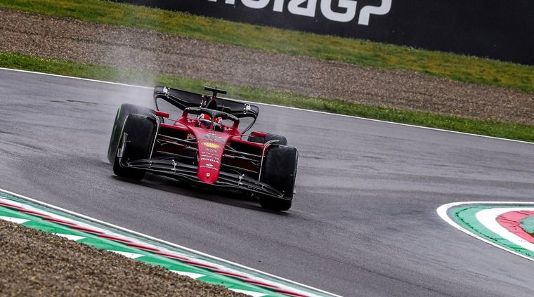 FOTO: Leclerc atacando los bordes de la pista para quedarse con lo mejor en Imola