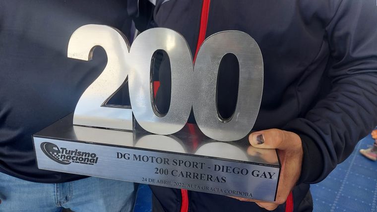 FOTO: Diego y Pablo Gay con el reconocimiento del Turismo Nacional, 200 carreras.