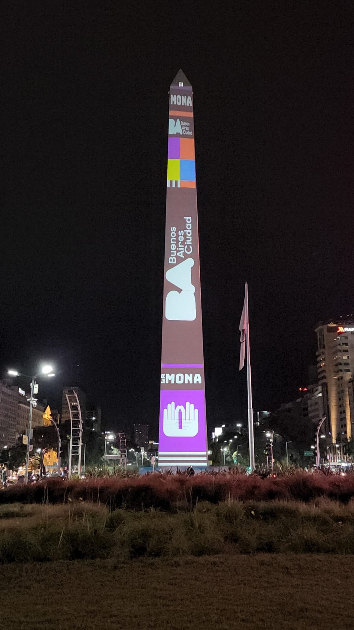 FOTO: El Obelisco se iluminó en homenaje a 