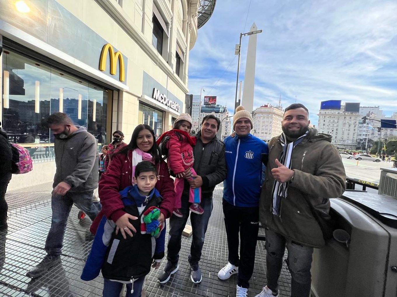 FOTO: El equipo de La Popu y Cadena 3 en la previa del recital de la Mona en el Obelisco