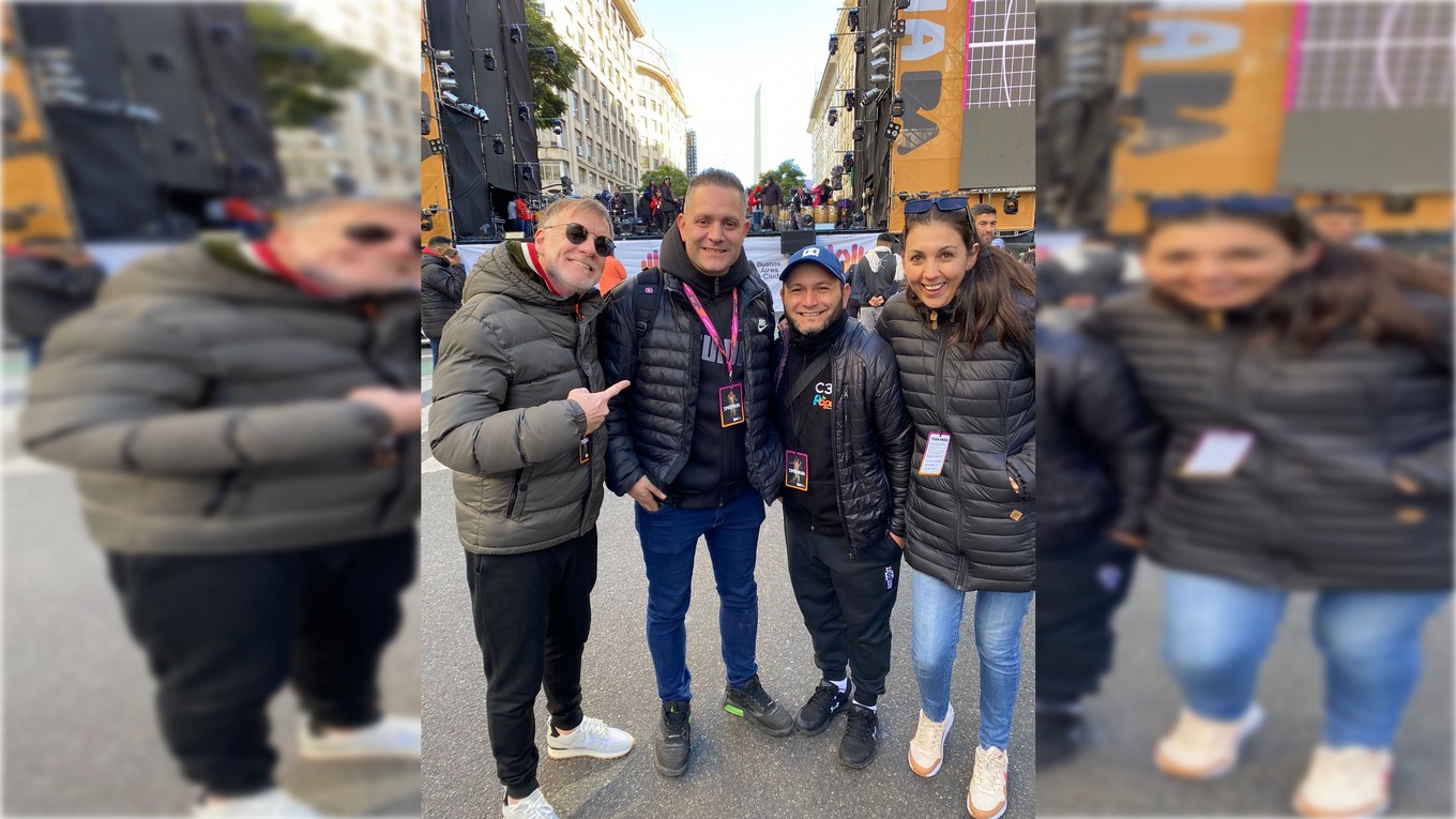 FOTO: El equipo de La Popu y Cadena 3 en la previa del recital de La Mona Jiménez