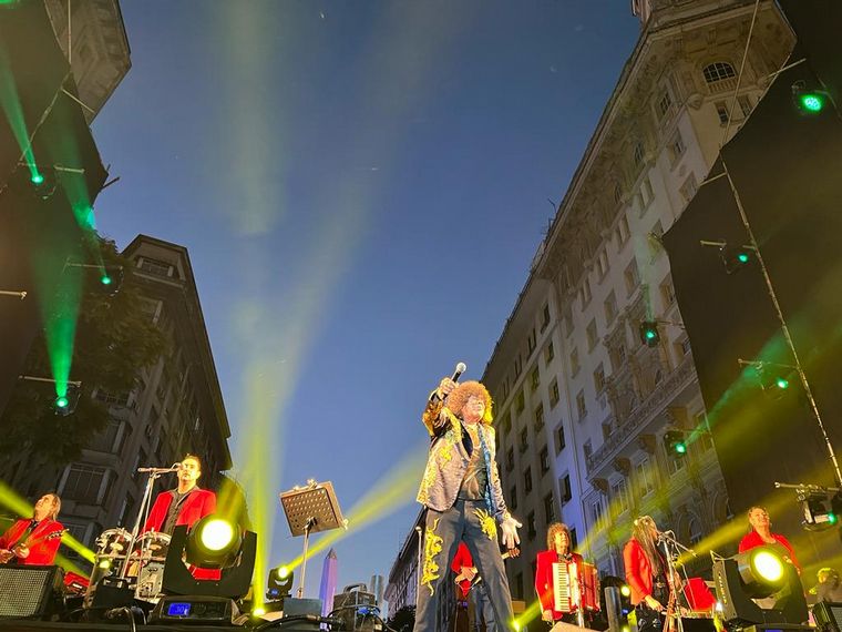 FOTO: "La Mona" se presentó ante una multitud en un show en el Obelisco.