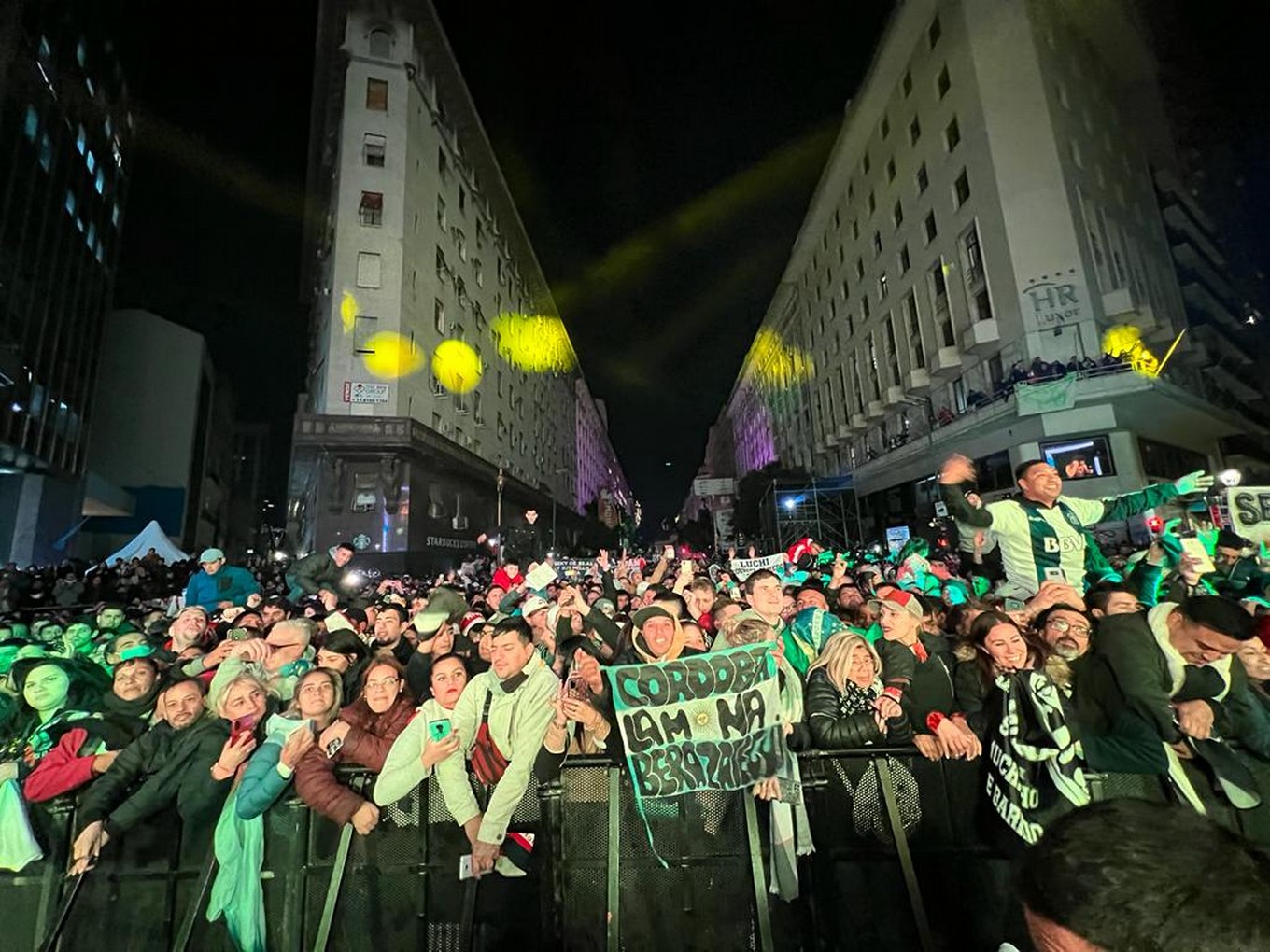 FOTO: Orlando Morales, periodista de Cadena 3, junto a la multitud.