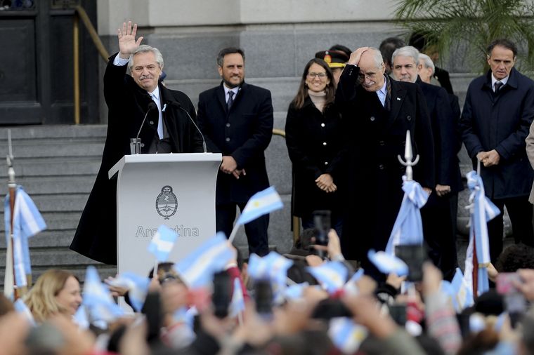 FOTO: El presidente Alberto Fernández encabeza el acto por el día de la Bandera en el CCK