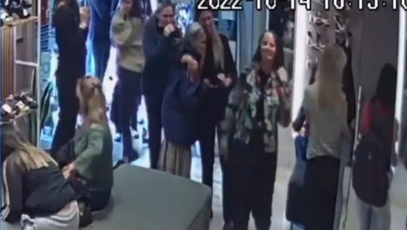 FOTO: Quería comprar unas zapatillas, tenia su tarjeta vencida y se las regalaron 