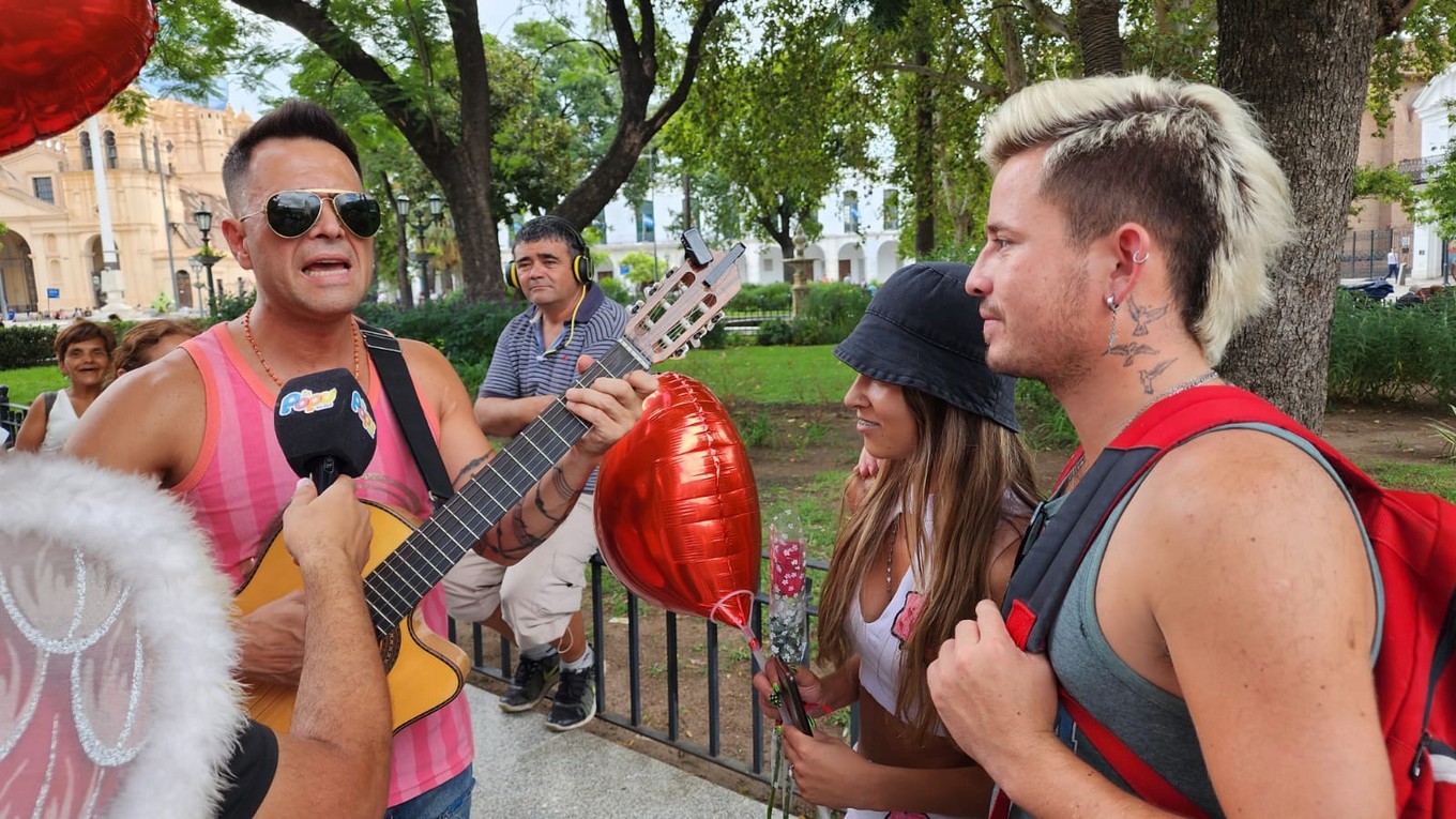 FOTO: La Popu salió de serenata por la ciudad de Córdoba junto a Lisandro y Cupido 