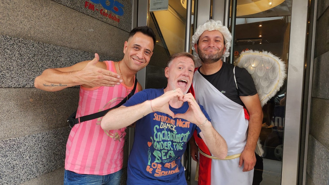 FOTO: La Popu salió de serenata por la ciudad de Córdoba junto a Lisandro y Cupido